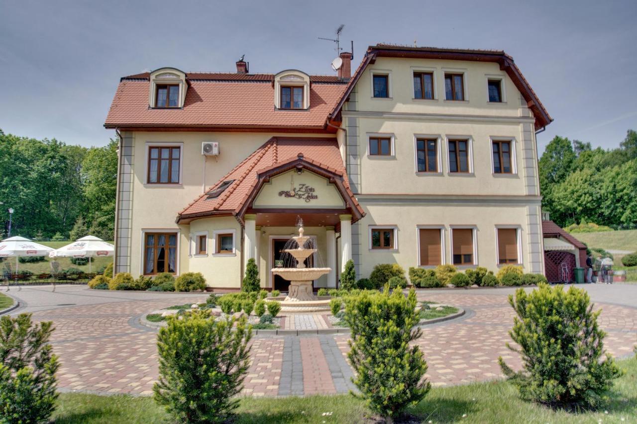 Zajazd Zlota Iglica Pogrzebien Exterior photo